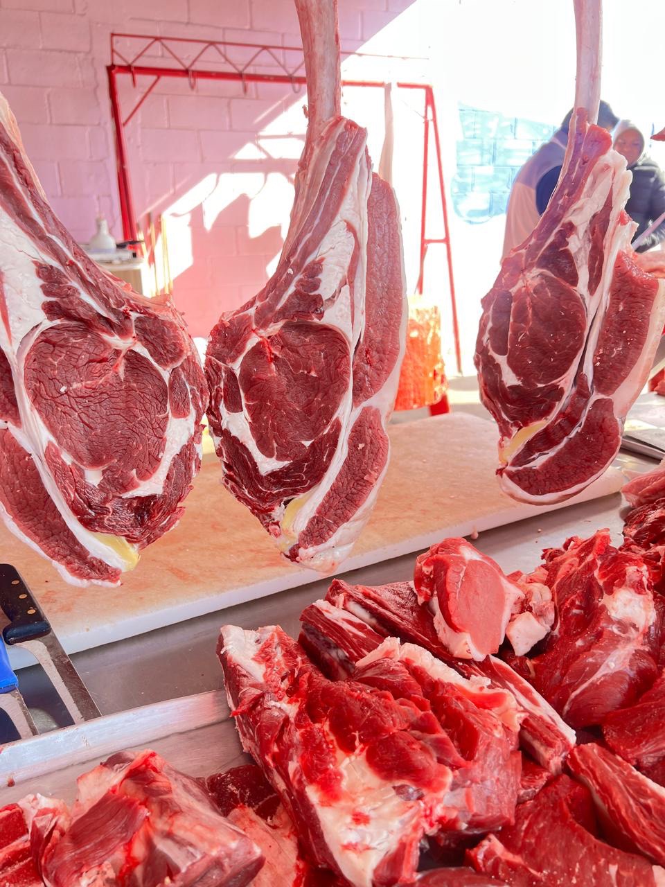 Carne de res y cerdo en exhibición