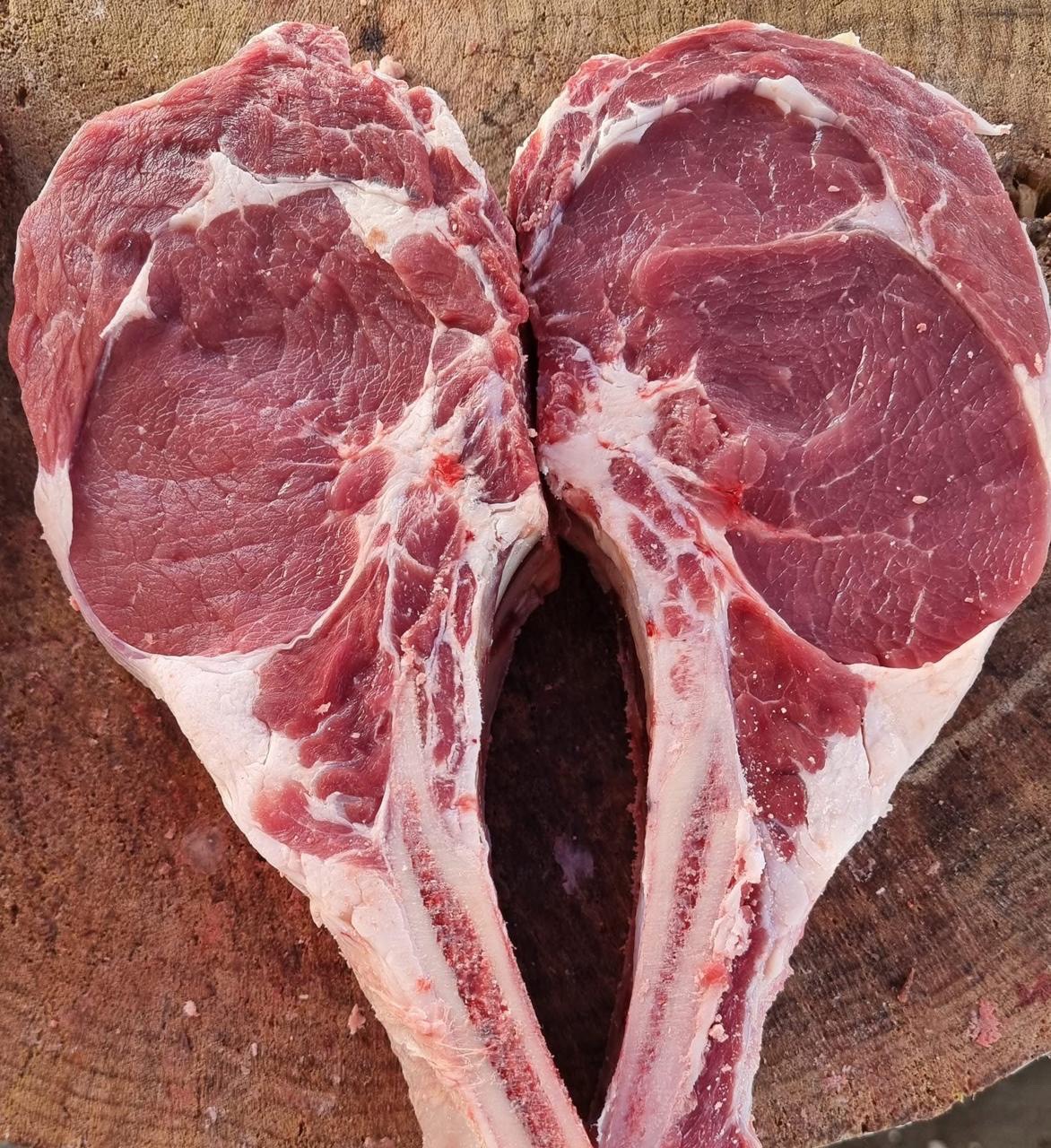 Cortes de carne sobre base de madera