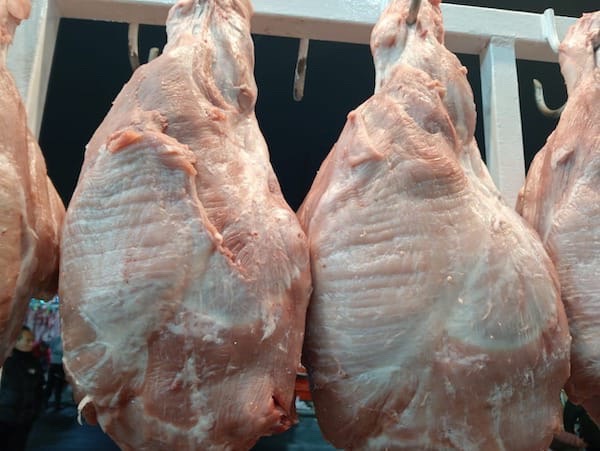 Productos porcinos colgados